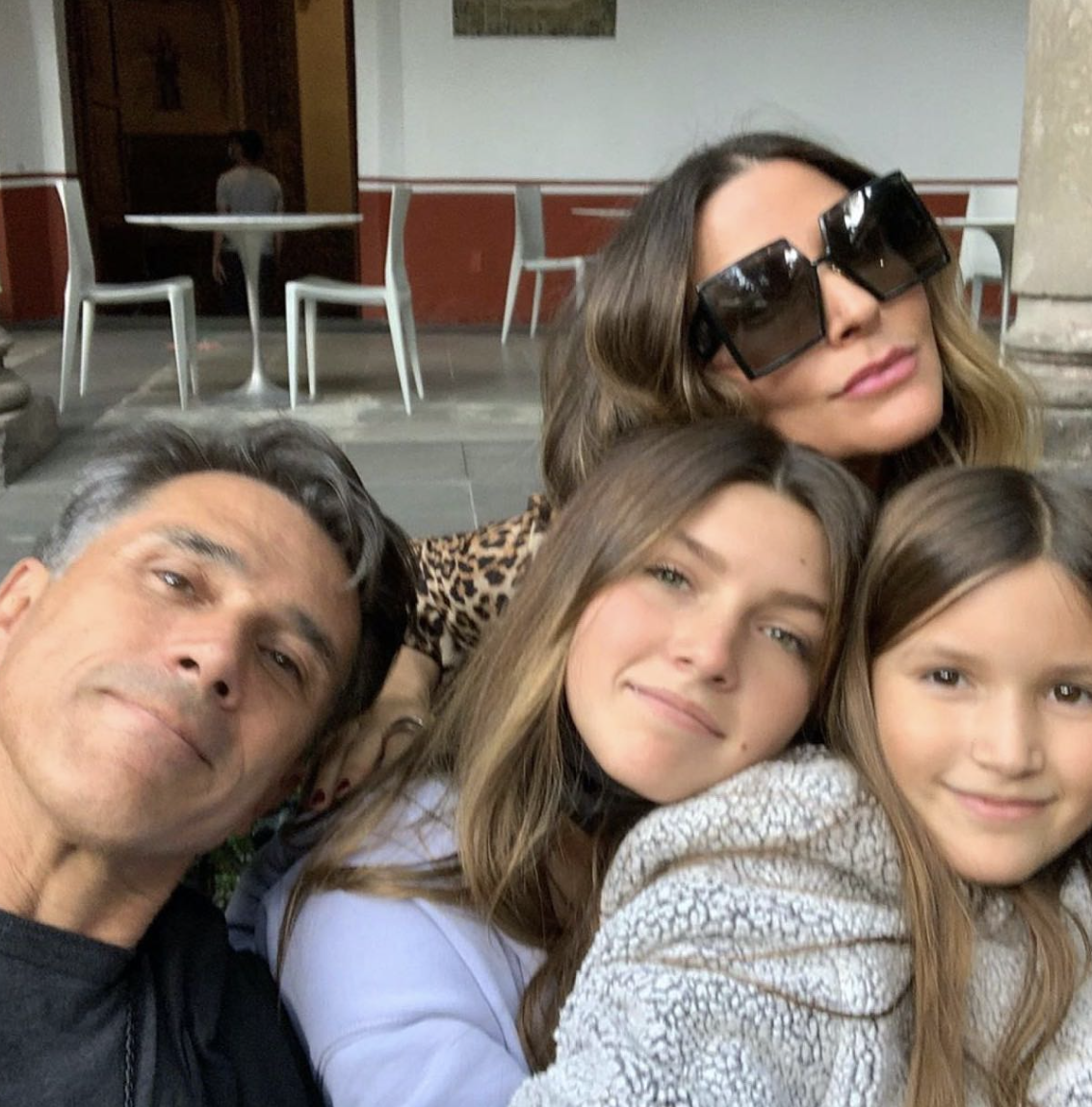 Sergio Mayer, Issabela Camila y sus hijas