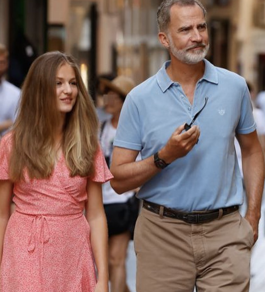 La princesa Leonor y el Rey Felipe de España en sus vacaciones de verano 2022 en Mallorca.