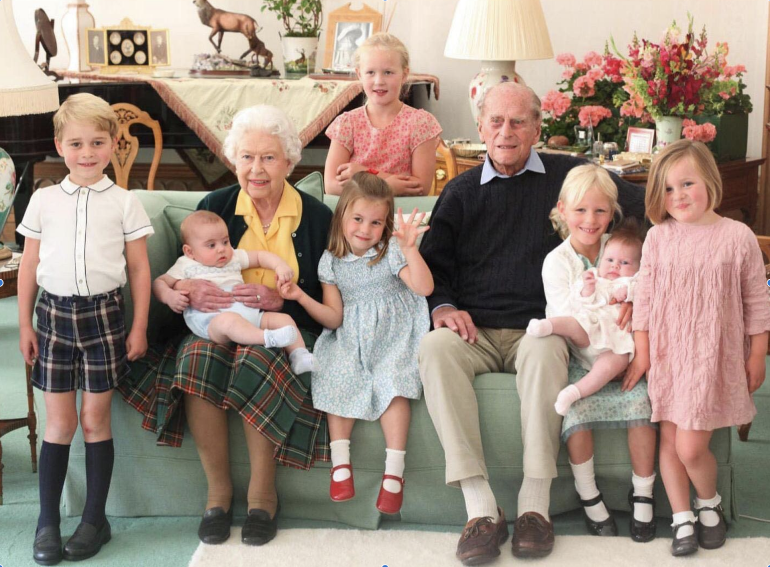 La reina Isabel con sus bisnietos.