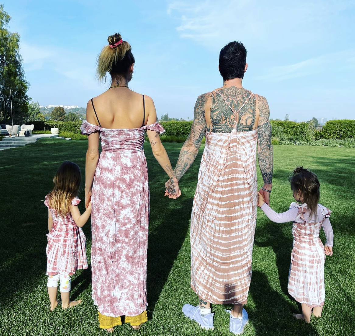Adam Levine, Behati Prinsloo y sus hijas Dusty Rose y Gio Grace.