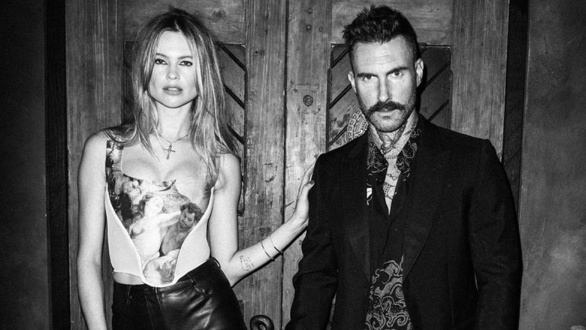 Acusan a Adam Levine de haberle sido infiel a su esposa, Behati Prinsloo
