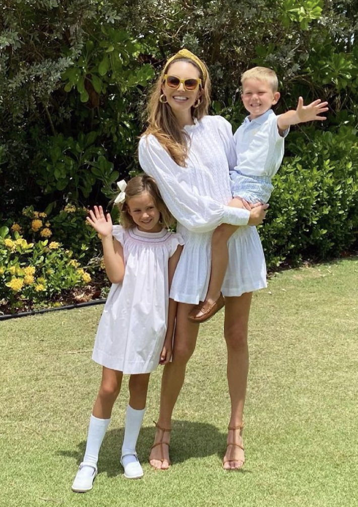 Elizabeth Chambers con sus hijos