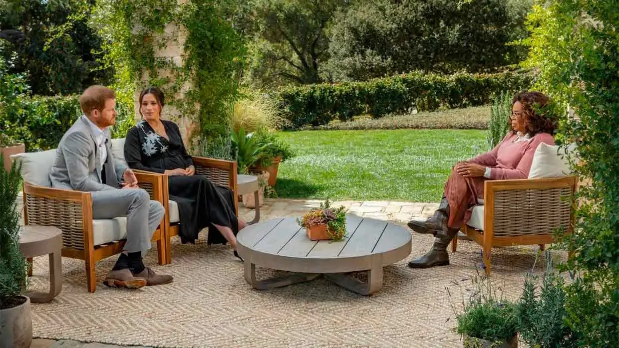 Harry y Meghan Markle en entrevista con Oprah Winfrey.