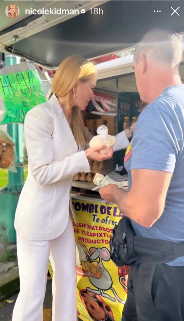 Nicole Kidman en su visita a la Ciudad de México compró queso Oaxaca en una camioneta de la calle.