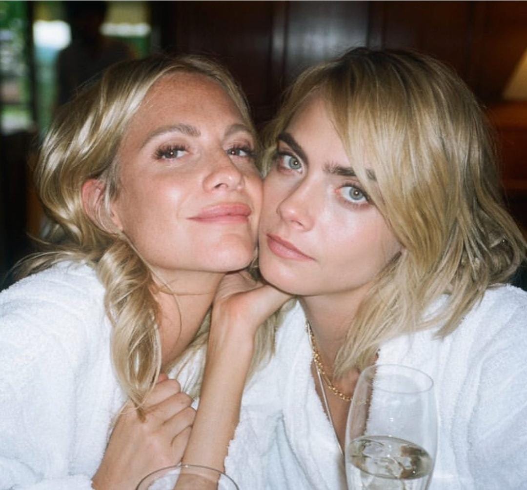 Poppy y Cara Delevingne.
