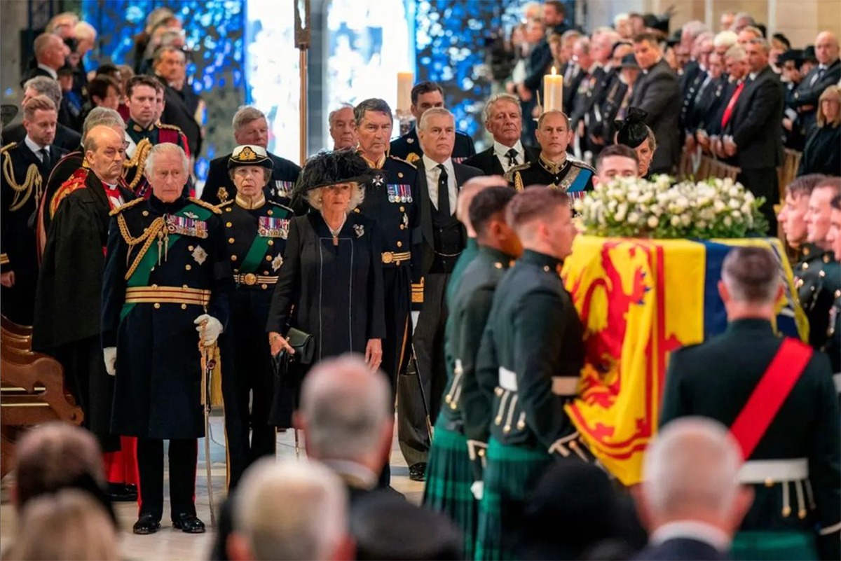 Cortejo fúnebre en honor de Isabel II: sus hijos, el rey Carlos, la princesa Ana, el príncipe Eduardo y el príncipe Andrés.