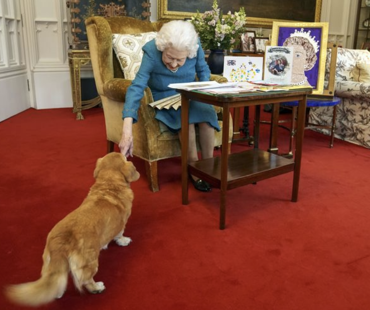 La reina Isabel II y uno de sus corgis.