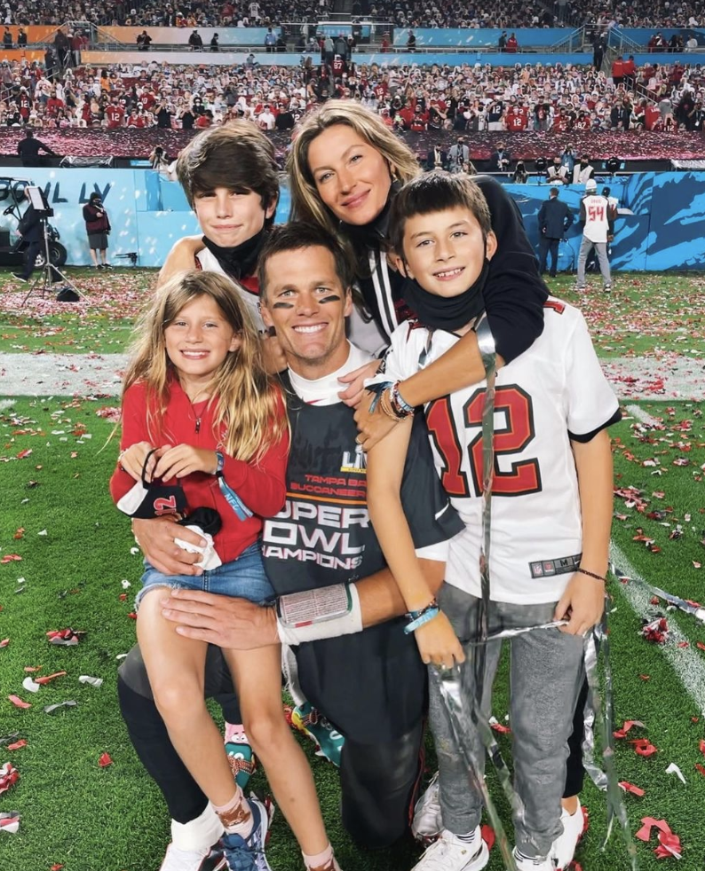 Tom Brady y Gisele Bündchen con sus hijos.