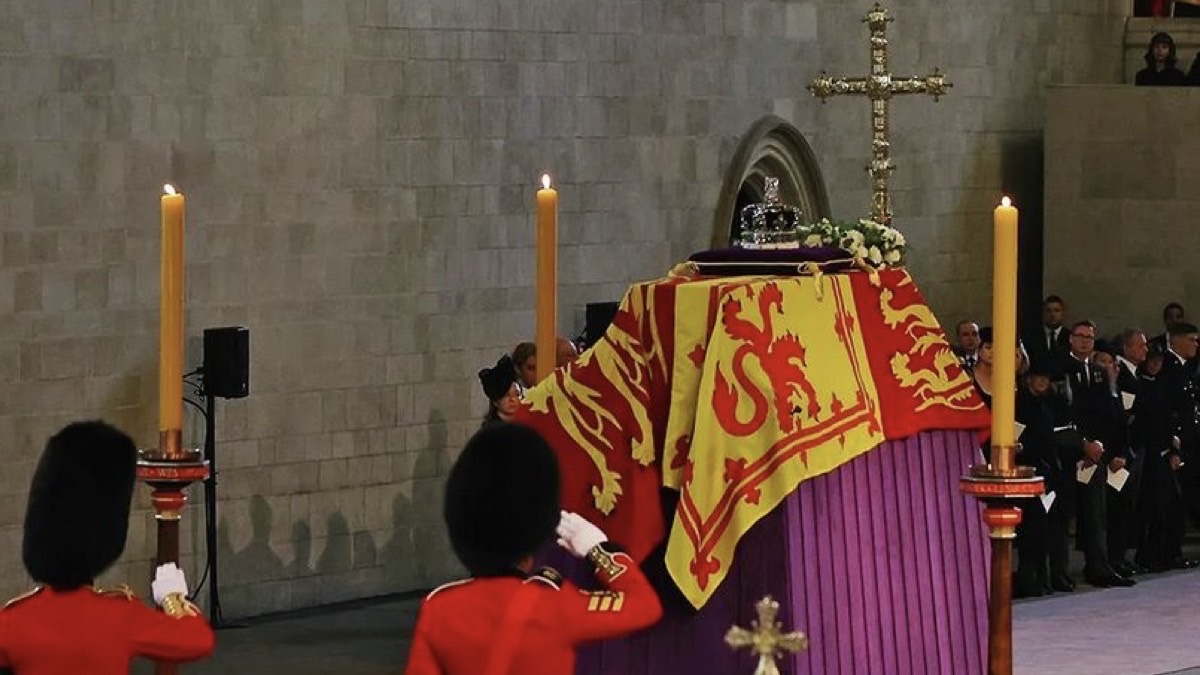 Pormenores del velatorio de Isabel II: desde filas de +30 horas para despedirse de ella, hasta imprevistos desmayos
