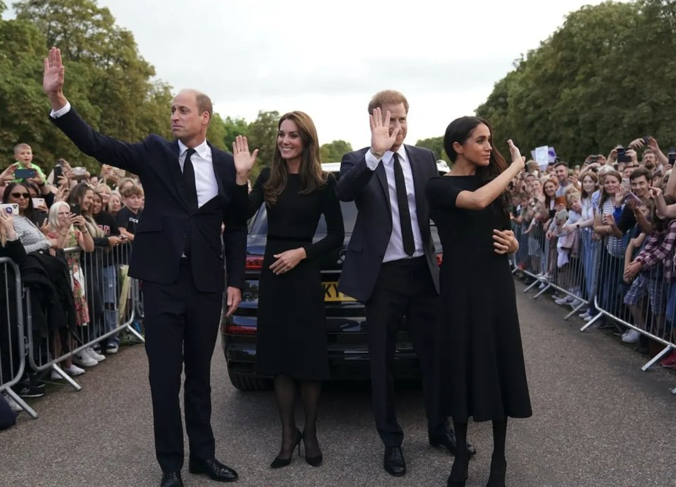 El príncipe William, Kate Middleton junto al príncipe Harry y Meghan Markle salieron a saludar a las personas luego de la muerte de la reina Isabel II.