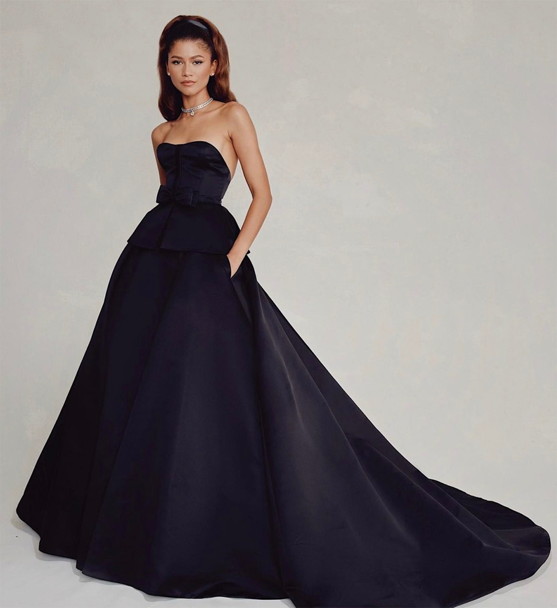 Zendaya lució un impactante vestido negro de la firma Valentino para la gala de los Premios Emmy 2022