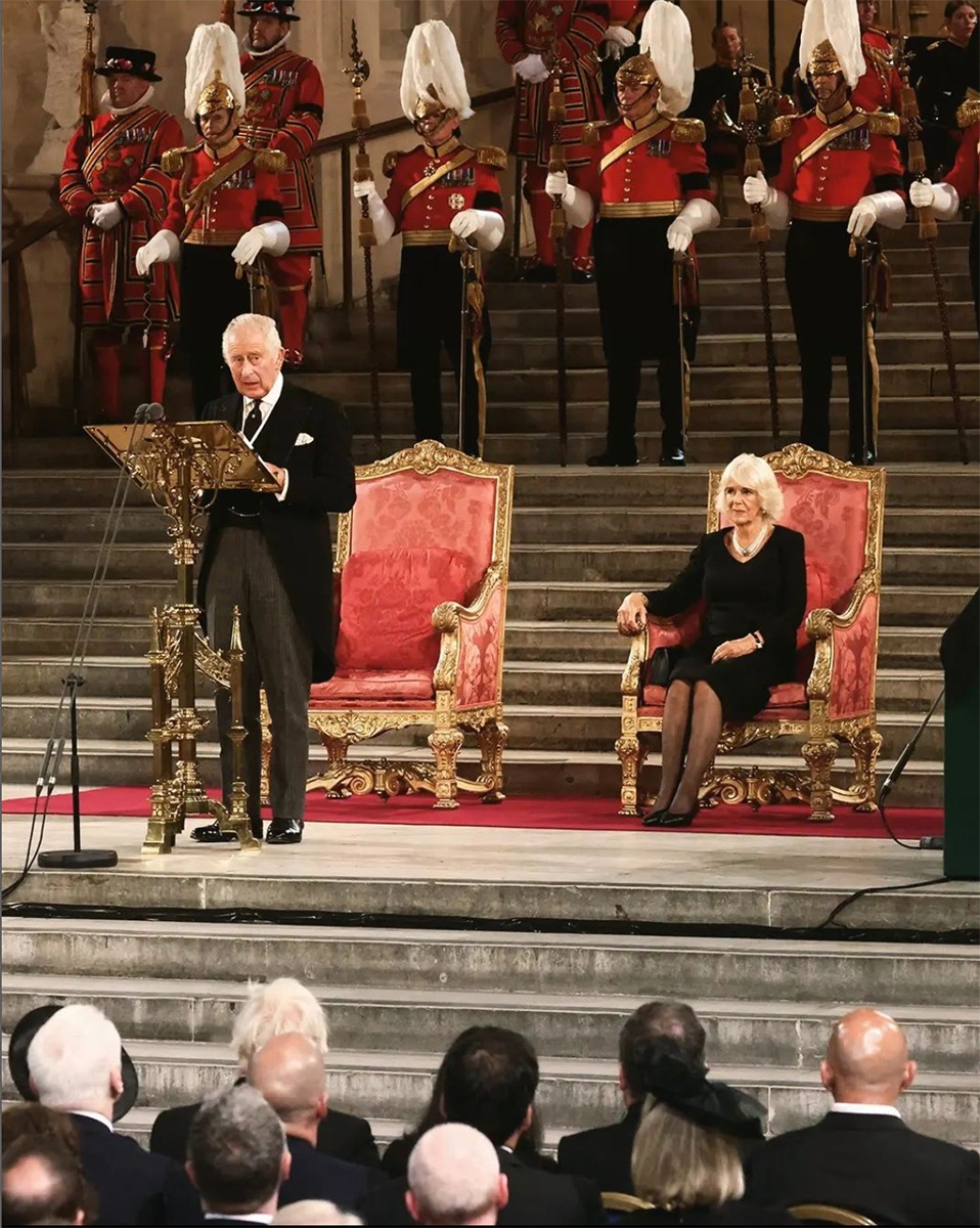 Carlos III tras su primer discurso como nuevo monarca de Reino Unido. 
