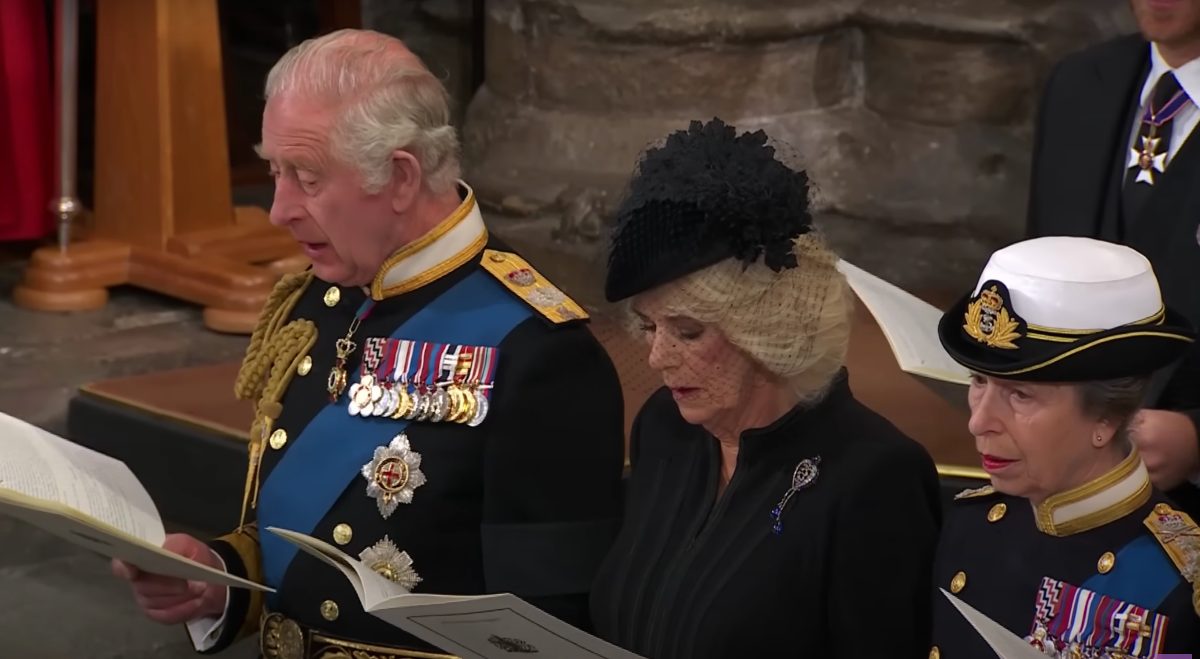 Rey Carlos, Camila reina consorte y la princesa Ana en la primera fila del funeral de la reina Isabel II.