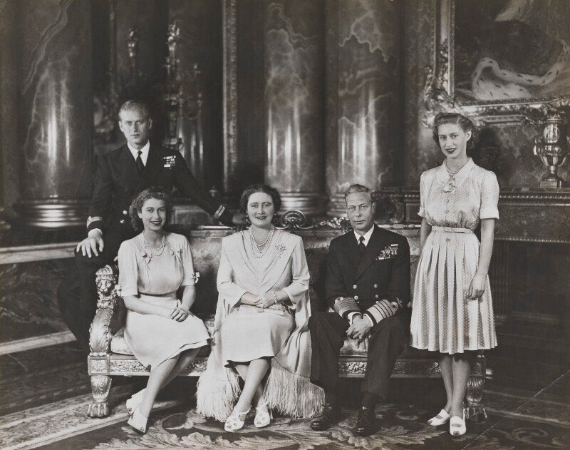 Foto antigua de la reina Isabel de joven acompañada de su esposo, el príncipe Felipe, su madre, la Reina Madre, su papá, el rey Jorge VI, y su hermana, la princesa Margarita. 