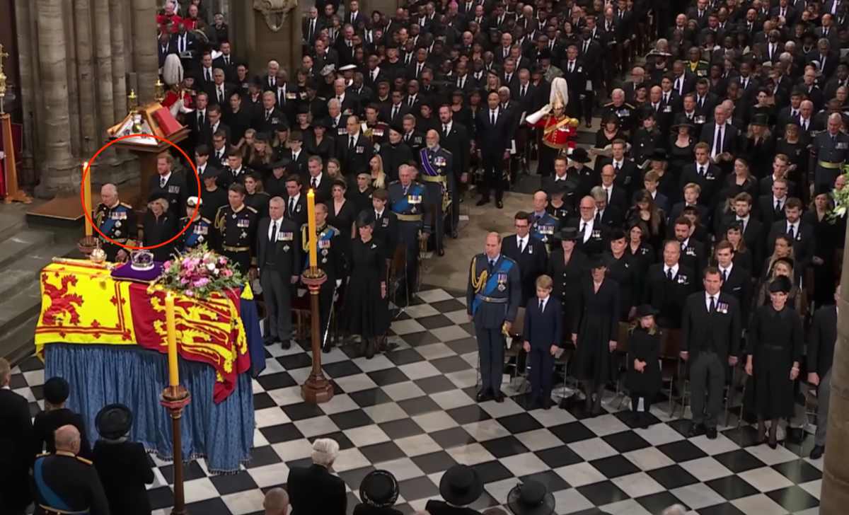 El príncipe Harry y Meghan Markle se sentaron detrás del rey Carlos durante el funeral de Estado de la reina Isabel II en la abadía de Westminster.