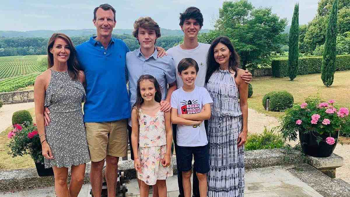 Príncipe Joaquín de Dinamarca con sus cuatro hijos, su esposa Marie y su exesposa Alexandra.