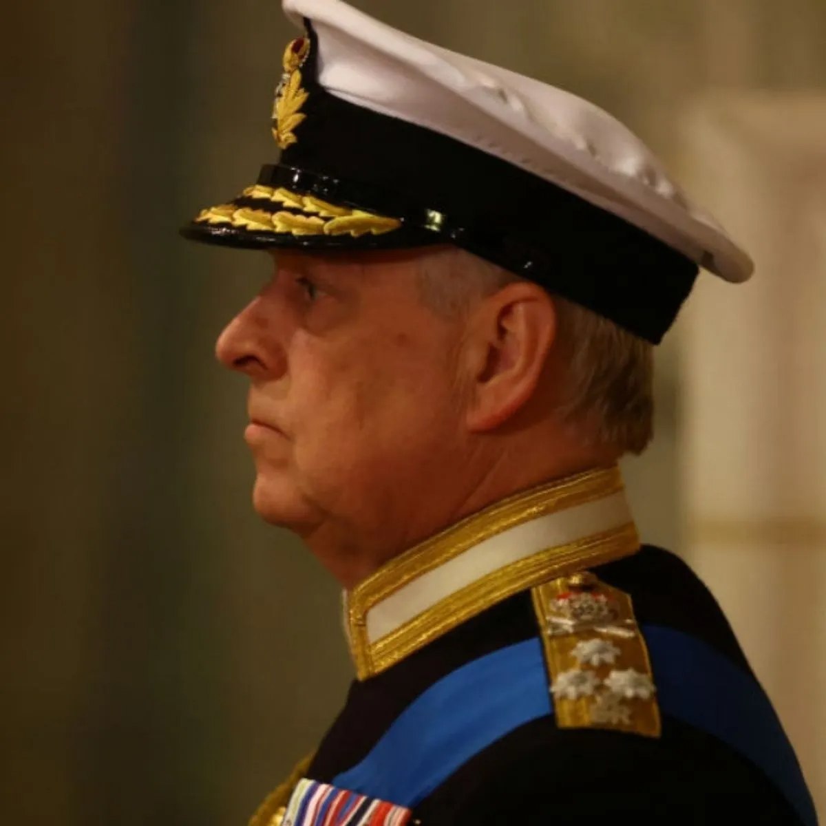 Príncipe Andrés durante la vigilia frene al féretro de Isabel II