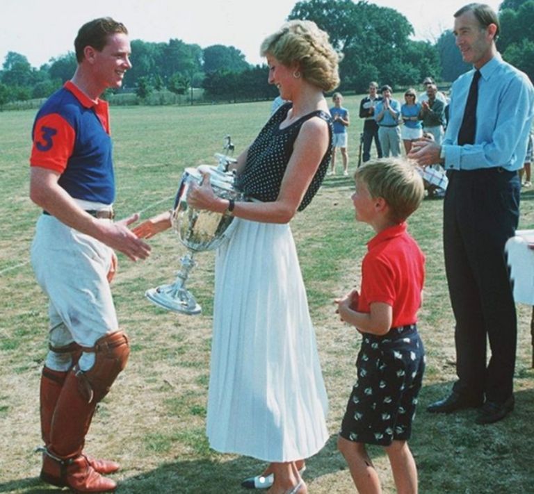 James Hewitt con Lady Di. Dicen que él fue su amante y que por su parecido, es el verdadero padre de Harry.