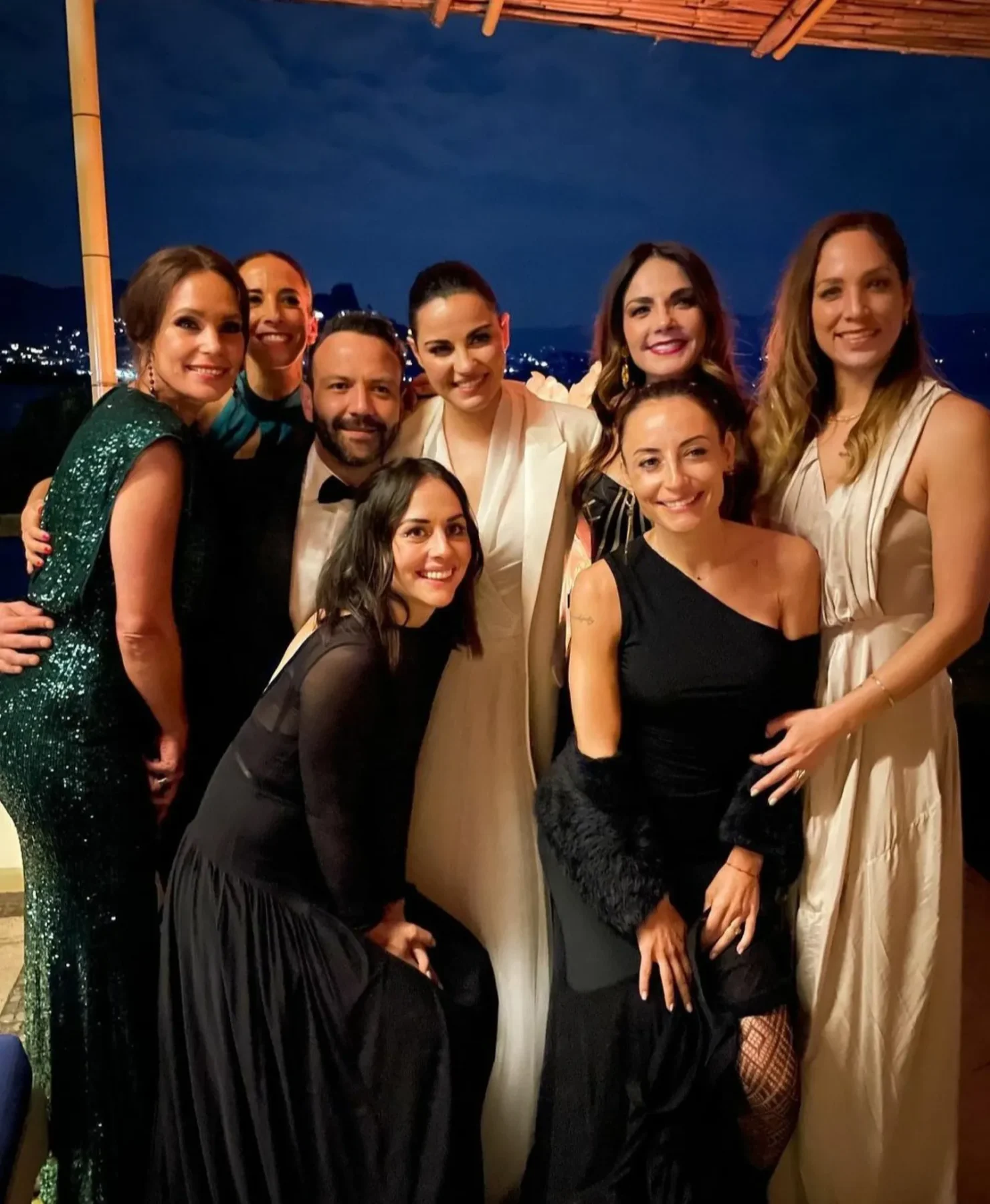 Maite Perroni con algunos de los invitados a su boda, entre ellos Zuria y Marimar Vega.