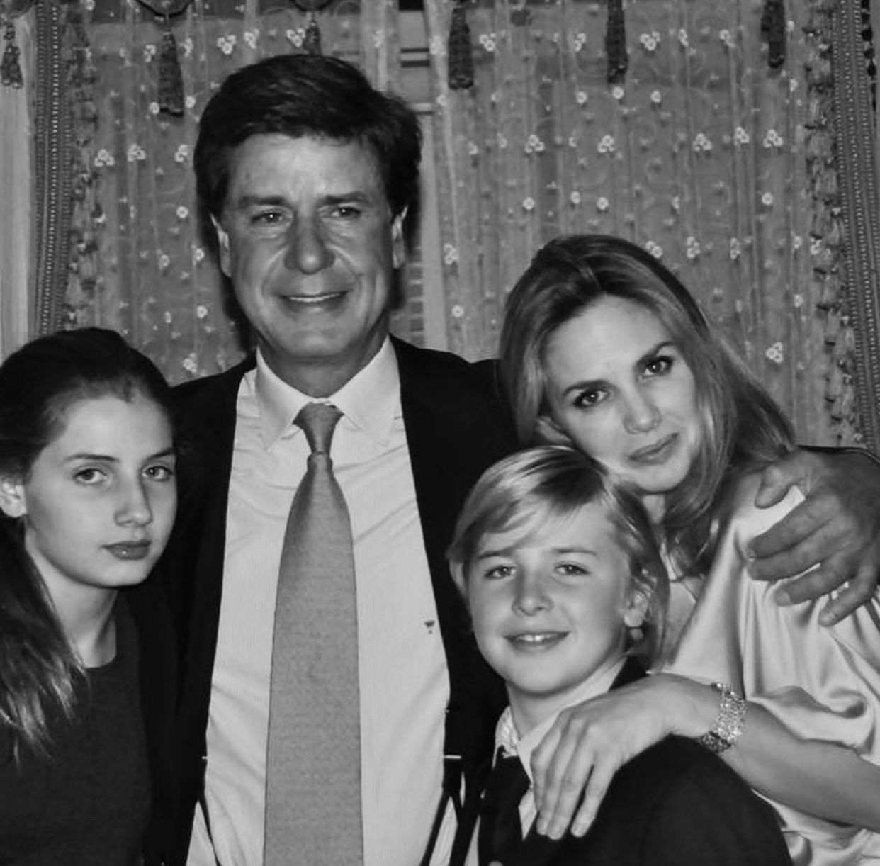 Cayetano Martínez de Irujo y Genoveva Casanova hace unos años junto a sus hijos.