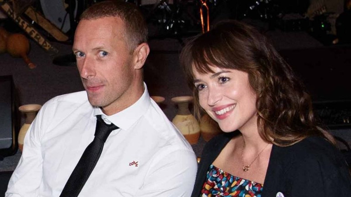 Dakota Johnson y Chris Martin se mudan a lujosa residencia