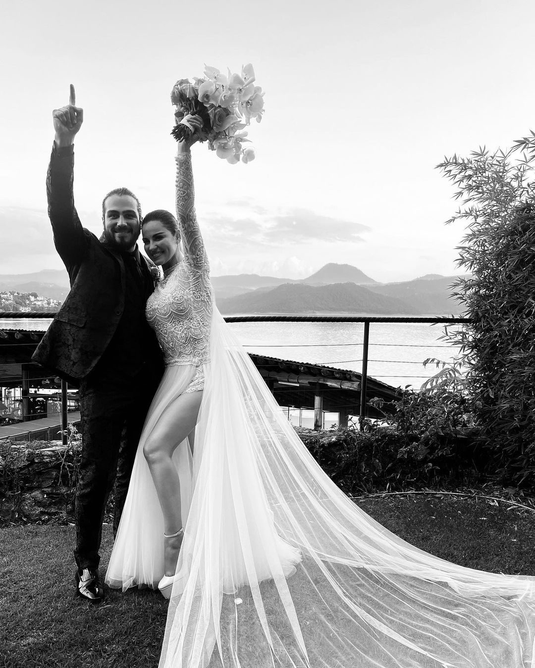 Maite Perroni y Andrés Tovar el día de su boda, vestidos de novios.