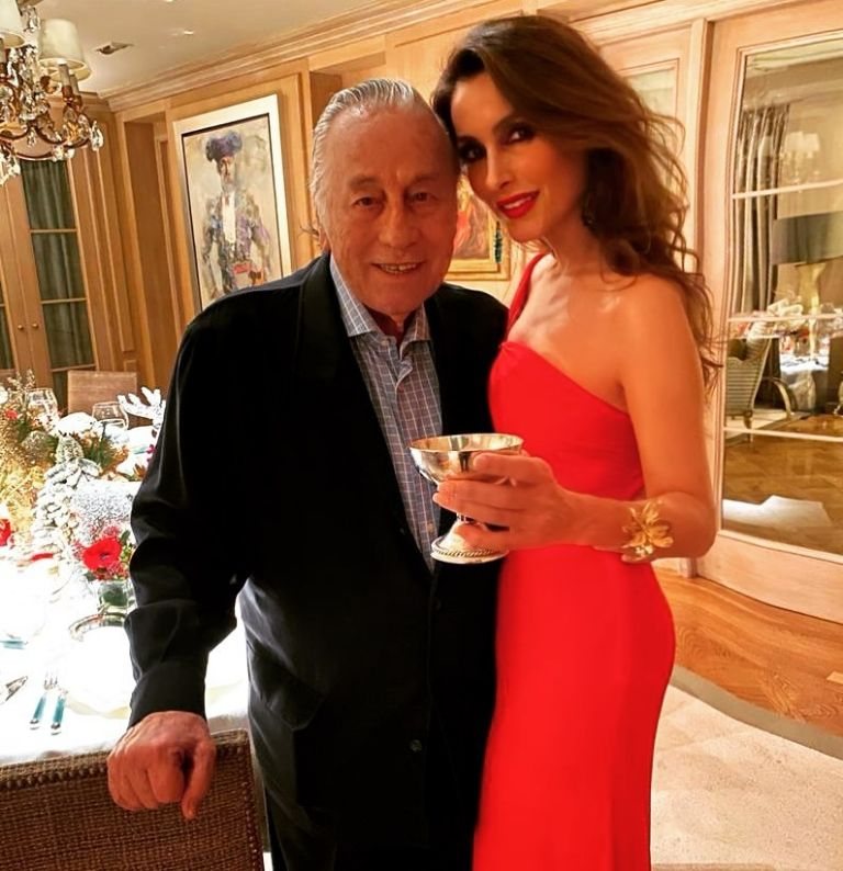 Paloma Cuevas con su papá, Victoriano Valencia.