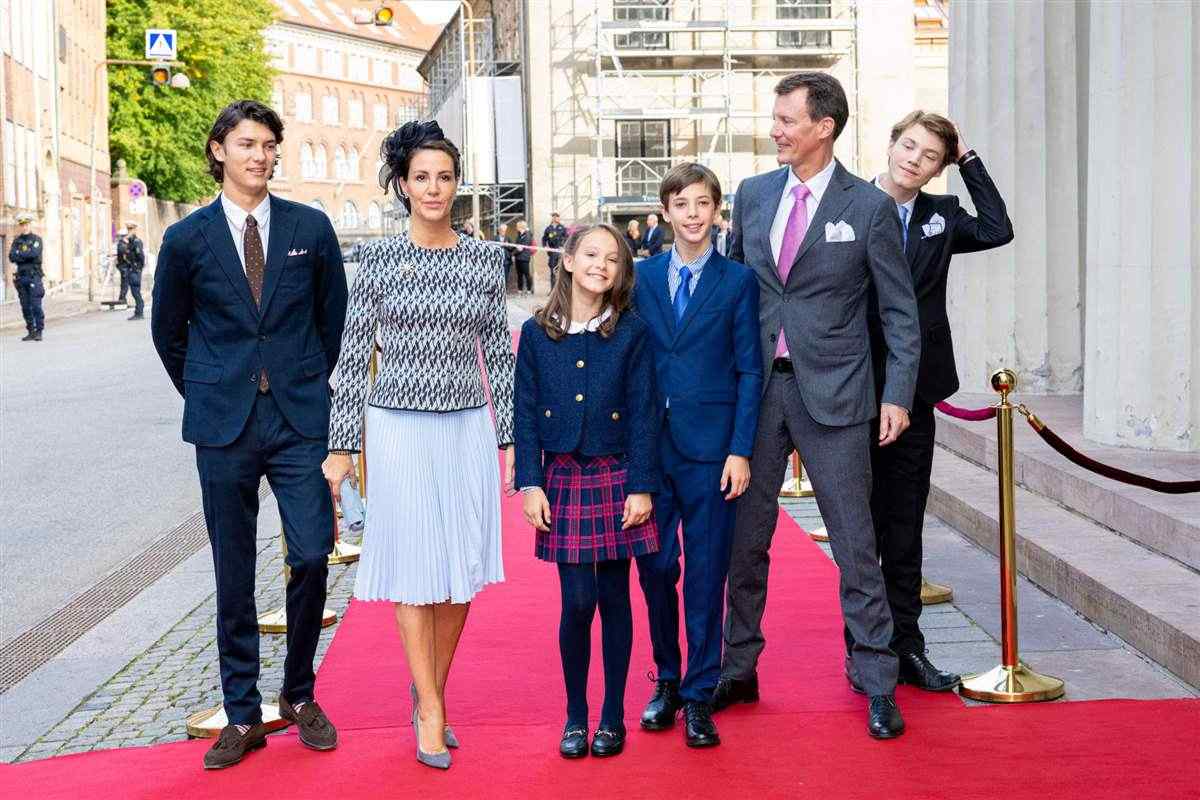 Príncipe Joaquín de Dinamarca junto a Nicolás, Félix, Henrik y Athena, estos dos últimos son producto de su segundo matrimonio con la princesa Marie.