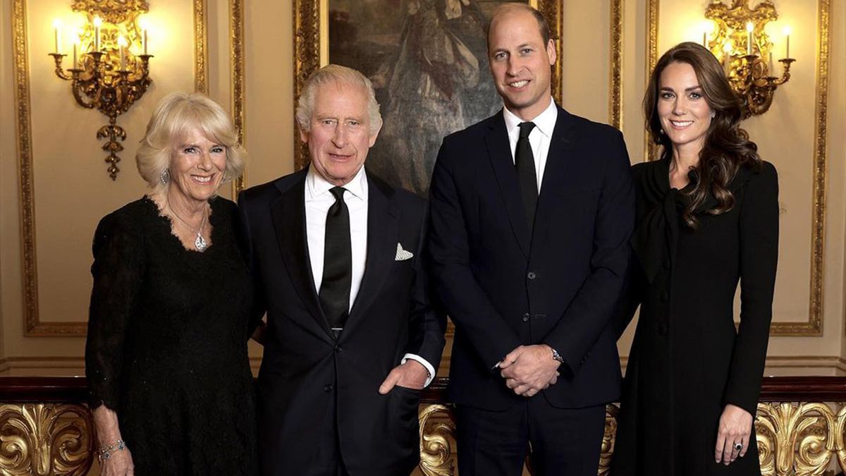 El rey Carlos III, la reina consorte Camila, el príncipe William y Kate Middleton en el primer retrato oficial de la familia real británica tras la muerte de la reina Isabel II.