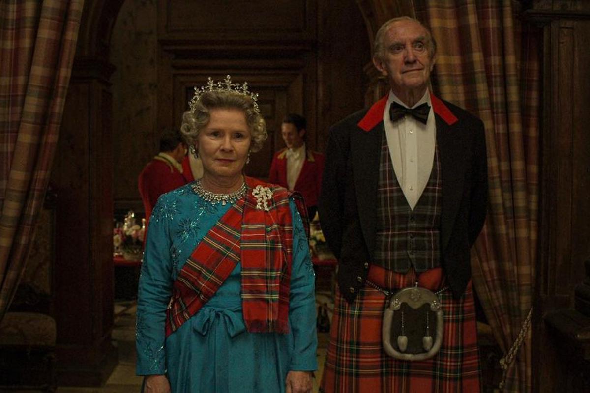 Imelda Staunton, actriz que da vida a la reina Isabel II en la quinta temporada de The Crown, y , mientras que Jonathan Pryce es el príncipe Felipe.