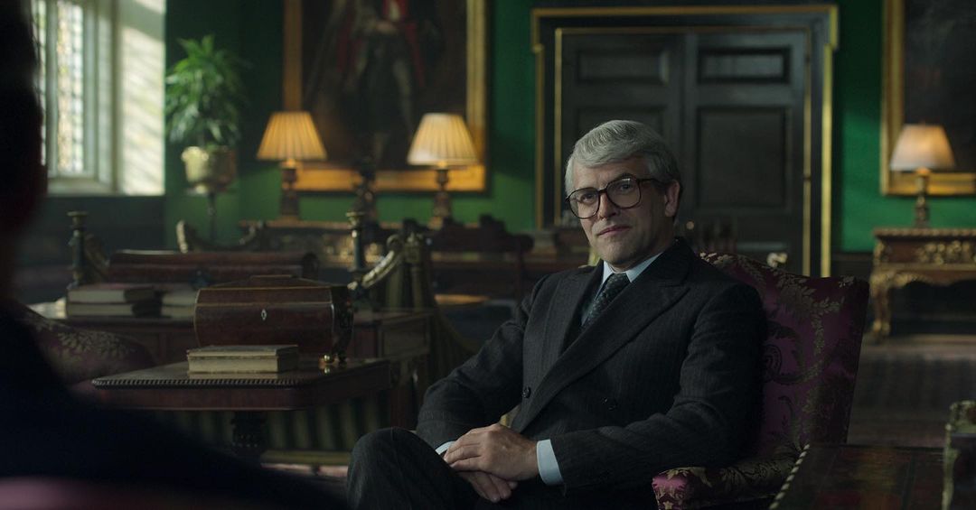 El actor Jonny Lee Miller da vida al primer ministro John Major en la quinta temporada de The Crown.