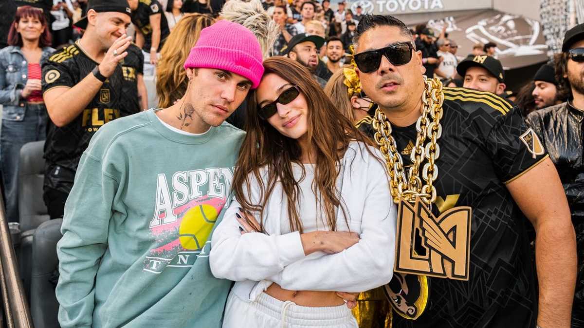 Justin y Hailey Bieber en el estadio Banc of California. 