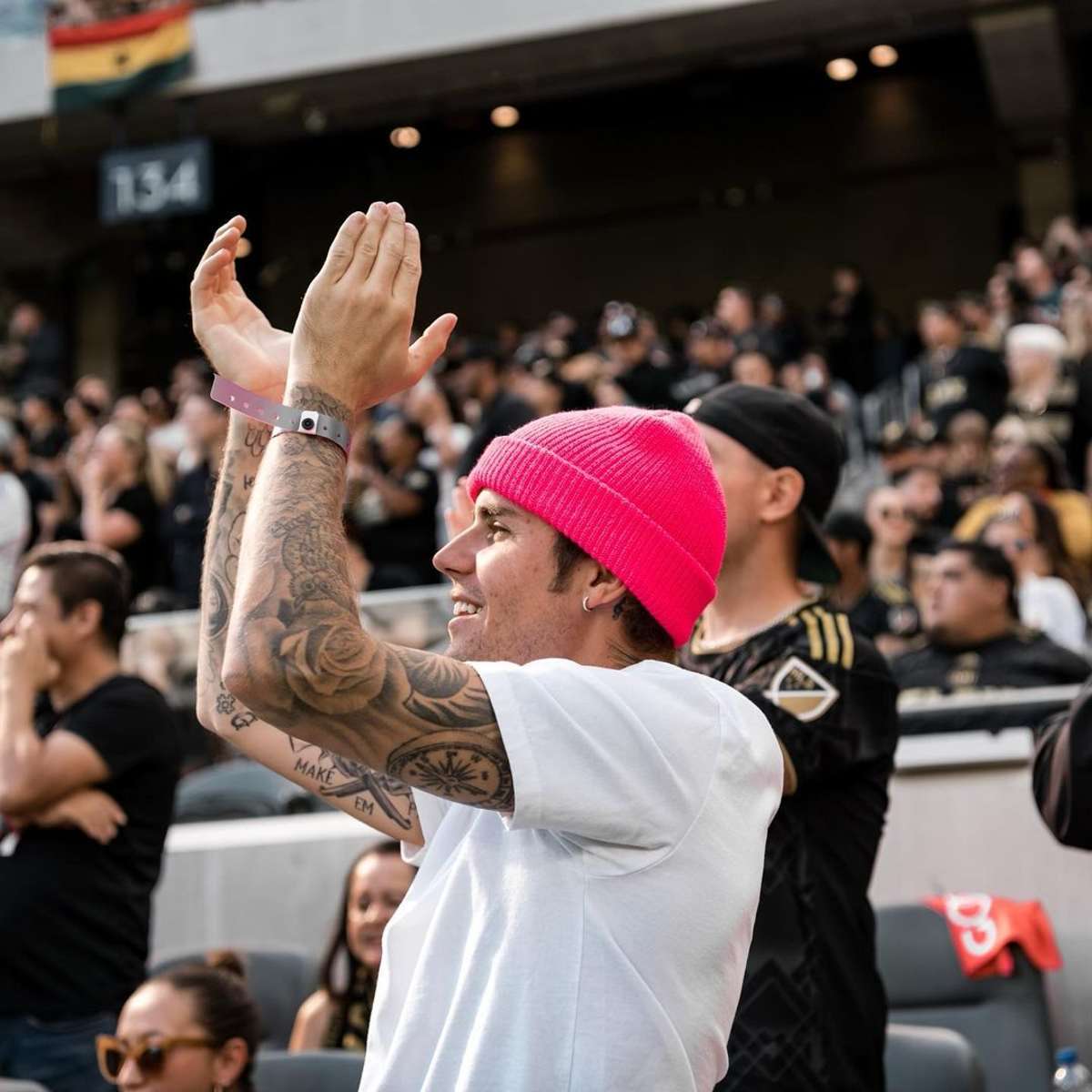 Justin Bieber acudió al estadio para aplaudir el triunfo del equipo Los Angeles football club.