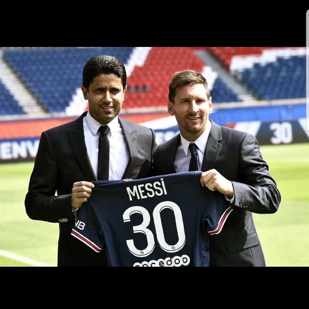 El emir Tamim es apasionado de los deportes y celebra que Nasser Al-Khelaifi esté al frente del equipo Paris Saint Germain. Aquí junto a Lionel Messi. 