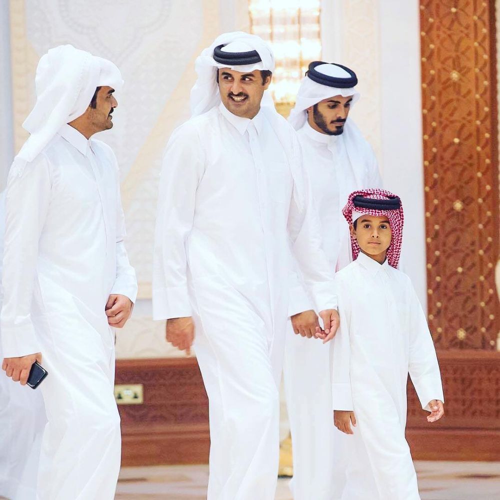 El emir Tamim bin Hamad Al Thani acostumbra vacacionar con sus tres esposas y sus trece hijos.