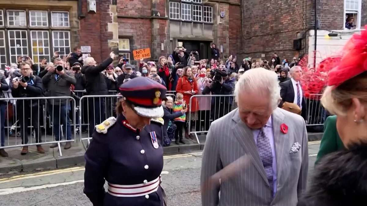 De pastelazos a huevazos: el nuevo momento incómodo que vivió el rey Carlos III