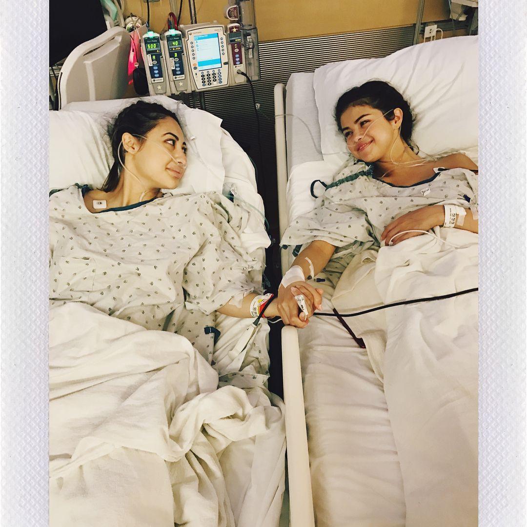 Francia Raísa y Selena Gomez en el hospital tras el transplante de riñón. 