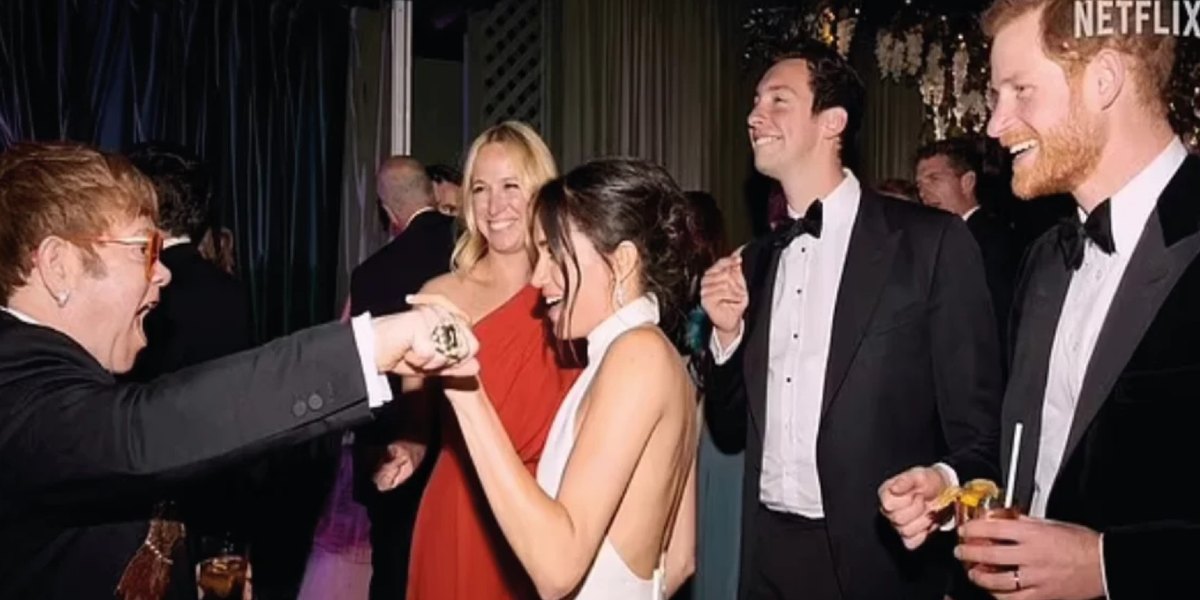 Harry y Meghan compartieron fotos inéditas de su boda. Aquí con Elton John, gran amigo de Lady Di.