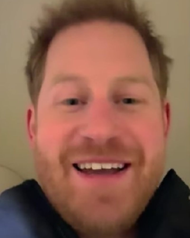 Los duques de Sussex grabaron material con sus teléfonos celulares que Netflix incluyó en este proyecto. Aquí, el hijo menor del rey Carlos III y Diana, comparte su alegría por haber dejado el Reino Unido.  