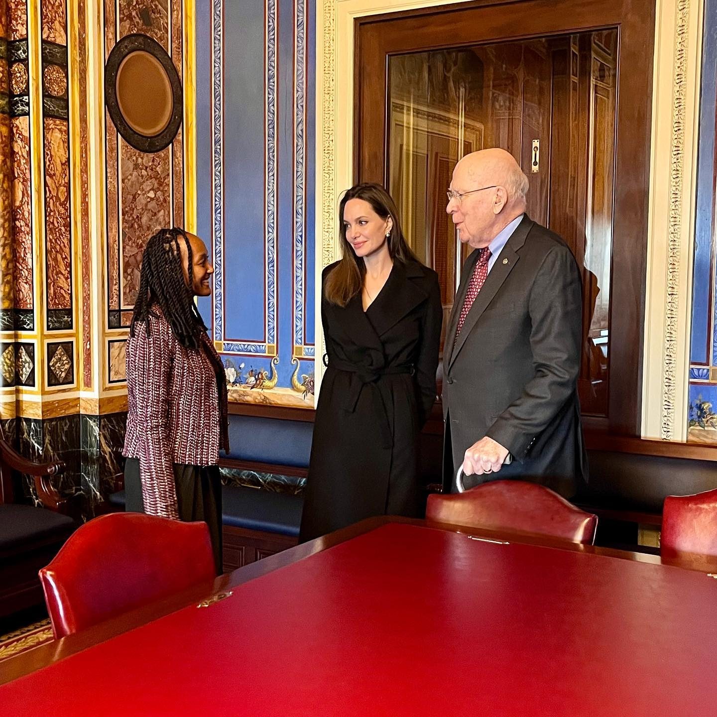 Angelina Jolie documentó su visita al Capitolio junto a su hija, Zahara Jolie-Pitt.