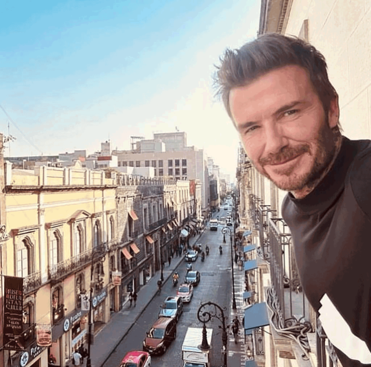 David posando con la vista del Centro de la Ciudad de México