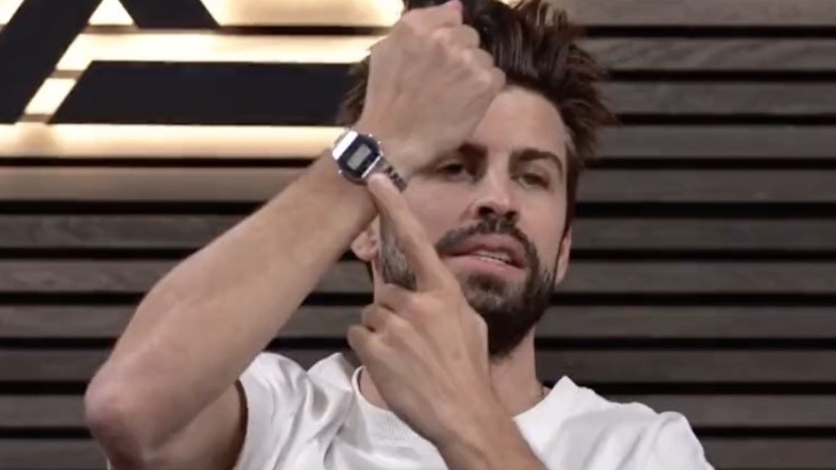 Gerard Piqué mostrando un reloj Casio.