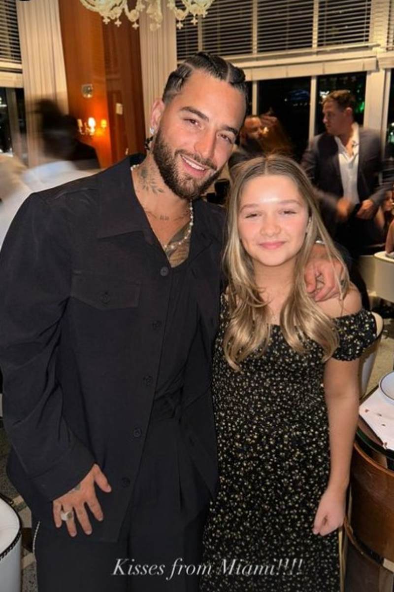 Maluma celebró su cumpleaños número 29 en la cena previa a la boda de su amigo Marc Anthony. Aquí con Harper Beckham.