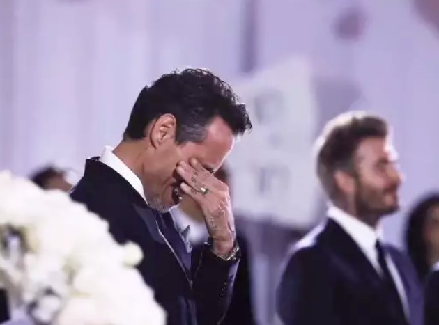 Marc Anthony no pudo contener el llanto al ver a su futura esposa caminando hacia el altar.