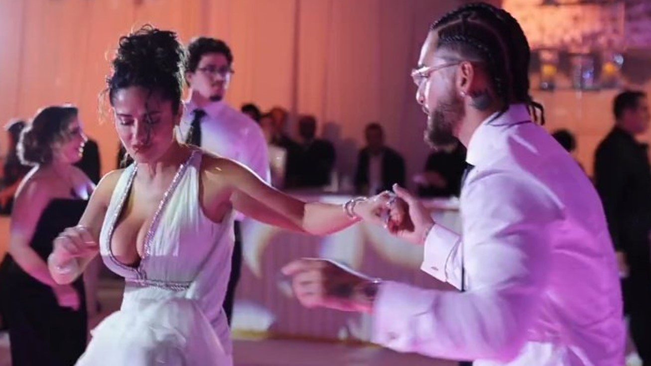 Salma Hayek y Maluma sacaron 'fuego' a la pista durante la boda del salsero y la paraguaya. 
