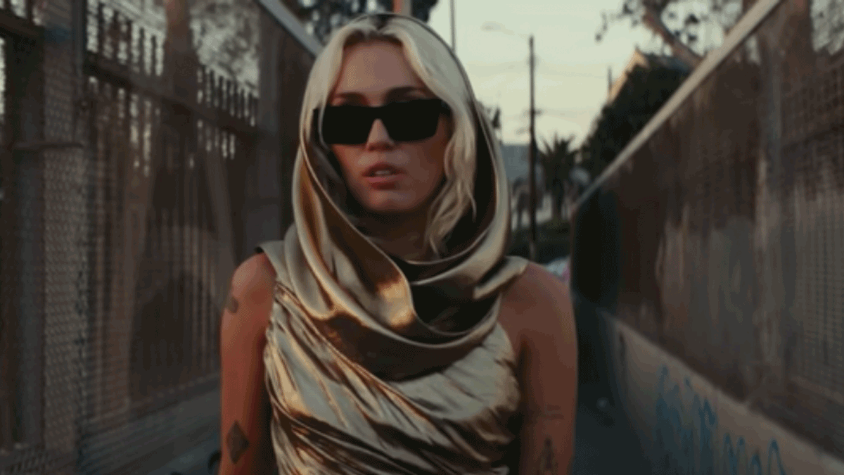 Miley Cyrus dio varias pistas en su video Flower, para evidenciar las infidelidades de Liam.