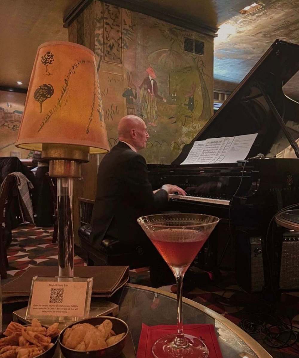 The Bemelmans Bar está dentro del Hotel The Carlyle que se encuentra en una de las zonas más exclusivas de la ciudad de Nueva York. 