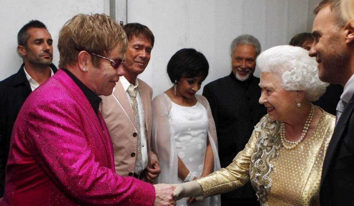 Elton John fue condecorado por la reina Isabel en 1998.