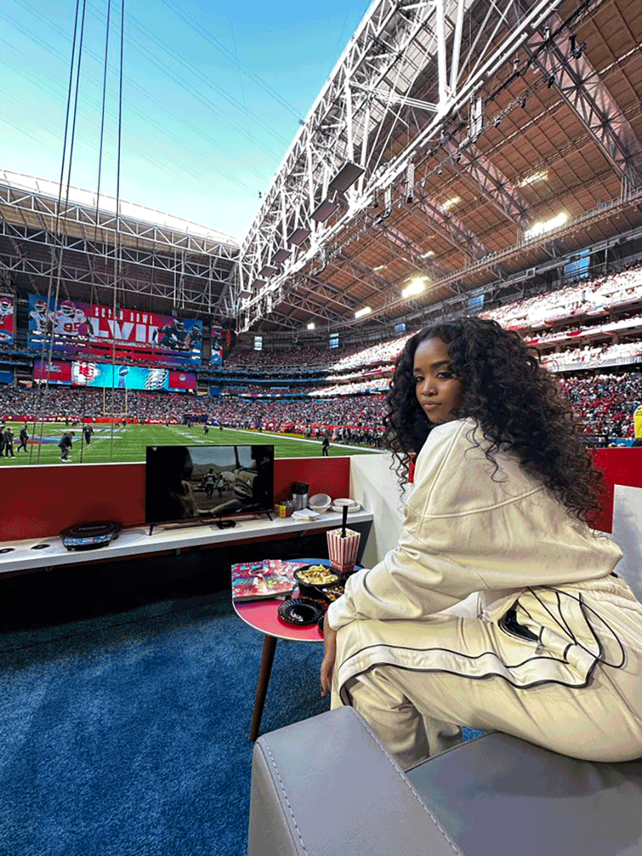 H.E.R estuvo a la expectativa para ver a Rihanna.
