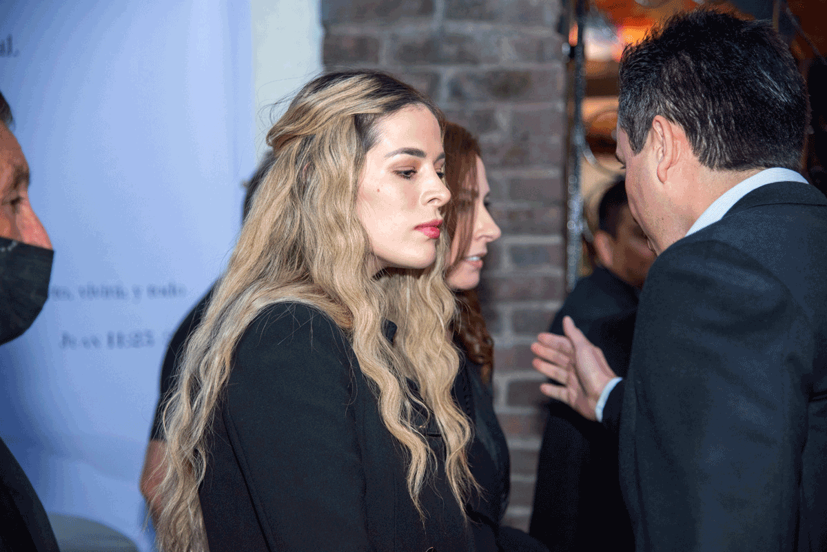 Claudia Wade, viuda de Islas, le dio el último adiós a su esposo con quien estuvo casada casi tres años.